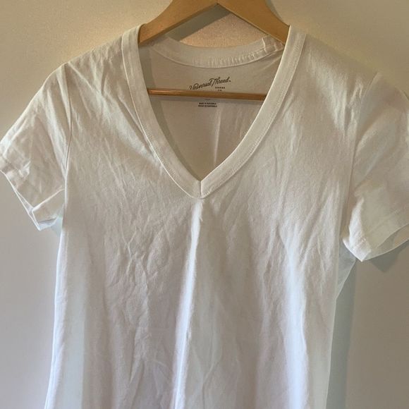 Universal Thread White V Neck Tee XS New - Picture 3 of 4